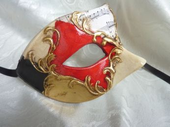 masque loup décoré à losanges , noir rouge et blanc, carte partition de musique, arabesques à la feuille d'or