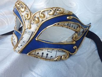 masque blanc et bleu en papier mâché , fait main , papier musique, arabesque à la feuille d'or 